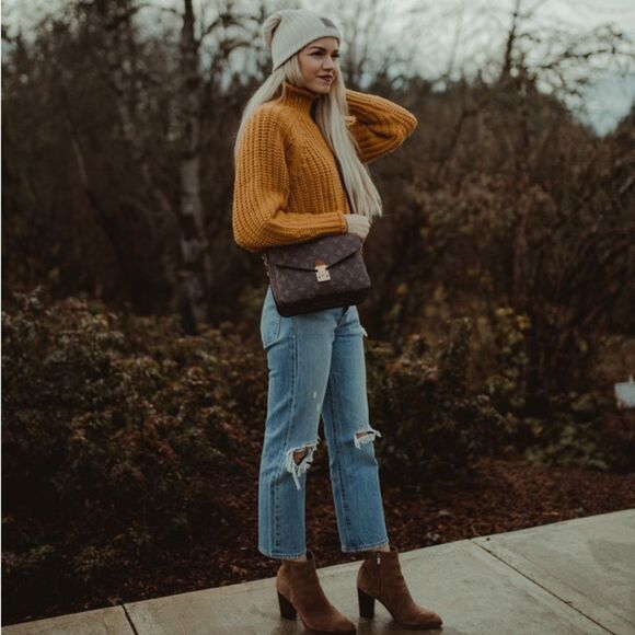 NWT Levi’s Wedgie Straight Women’s Jeans Denim Ripped Knee - Picture 1 of 11